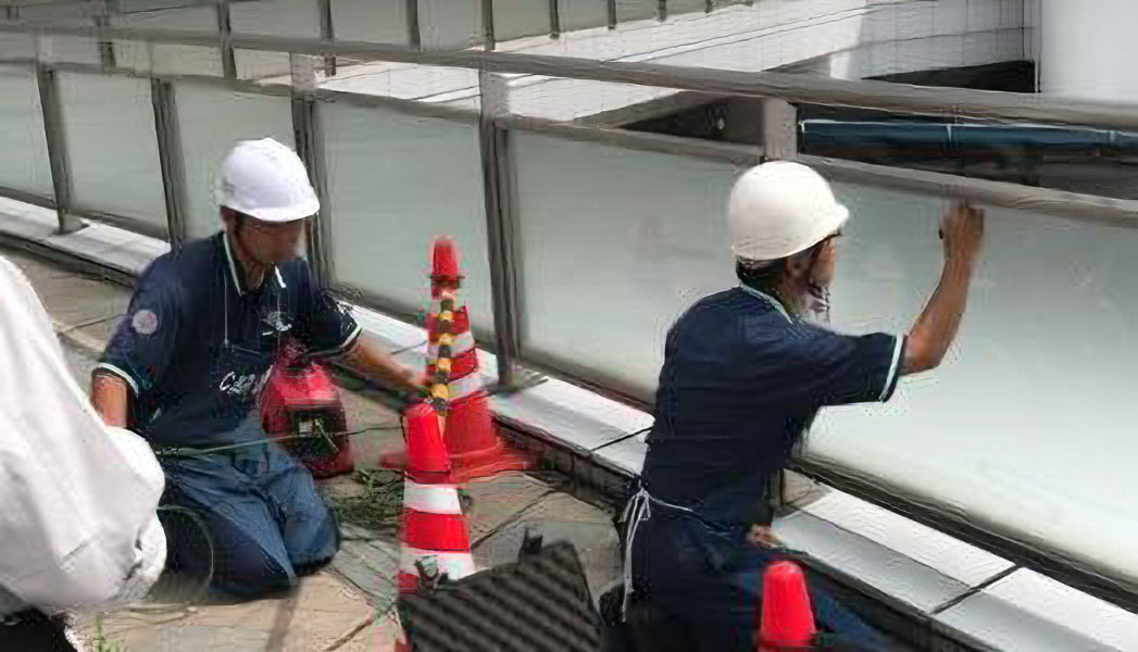 歩道橋装飾ガラス補修施工